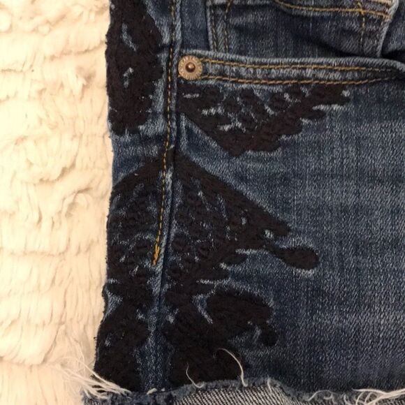 Cute embroidered American Eagle shorts - Picture 3 of 7